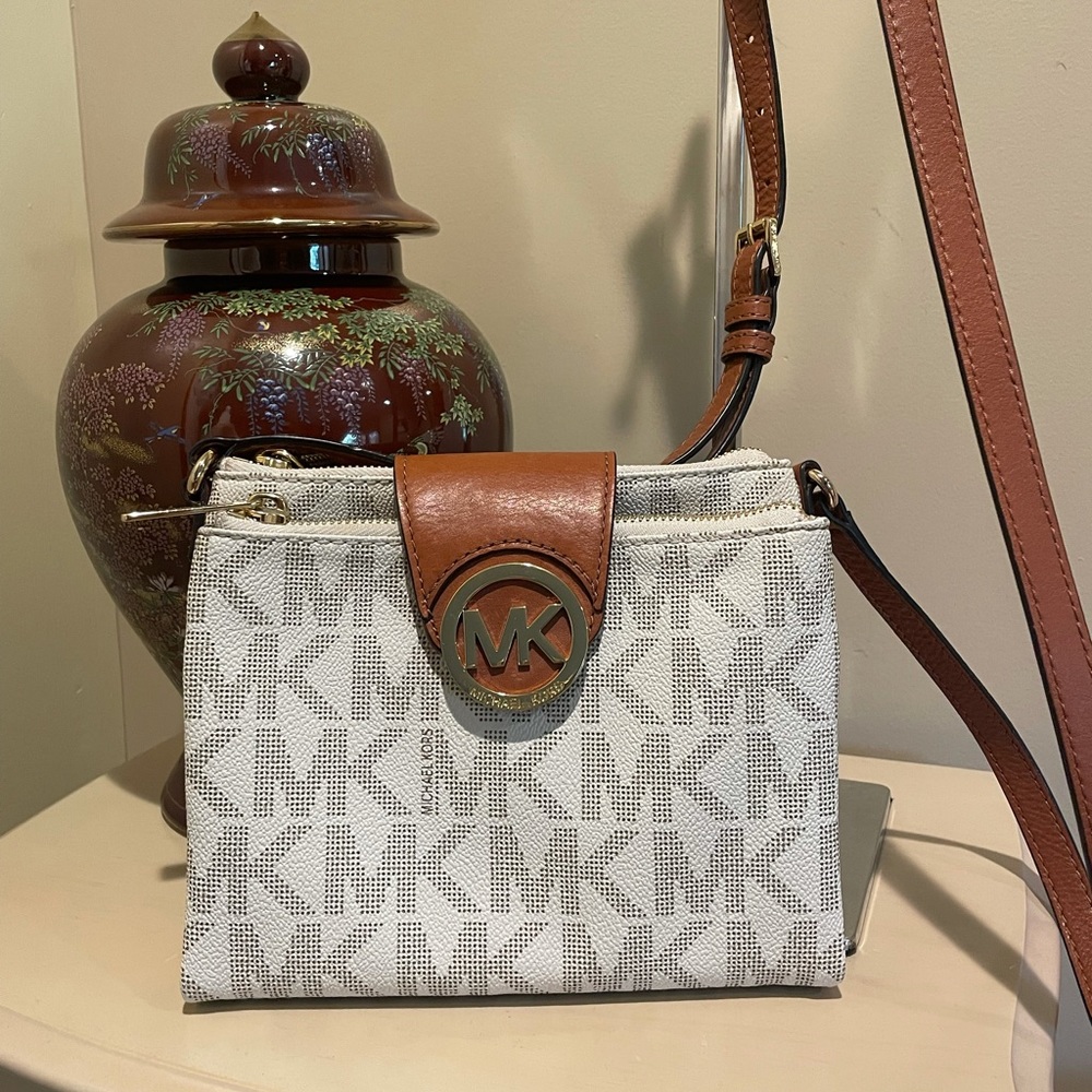 Michael kors crossbody